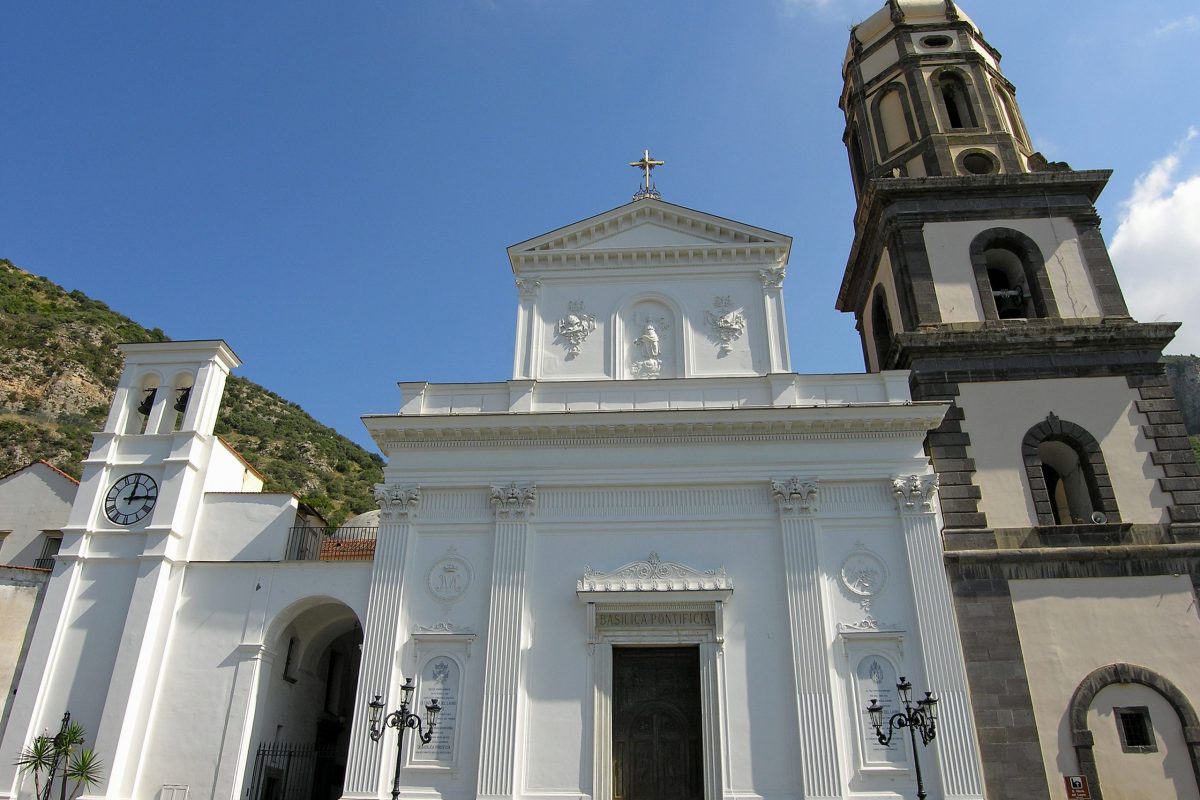 Basilica_di_Santa_Maria_del_Lauro Basilica_di_Santa_Maria_del_Lauro